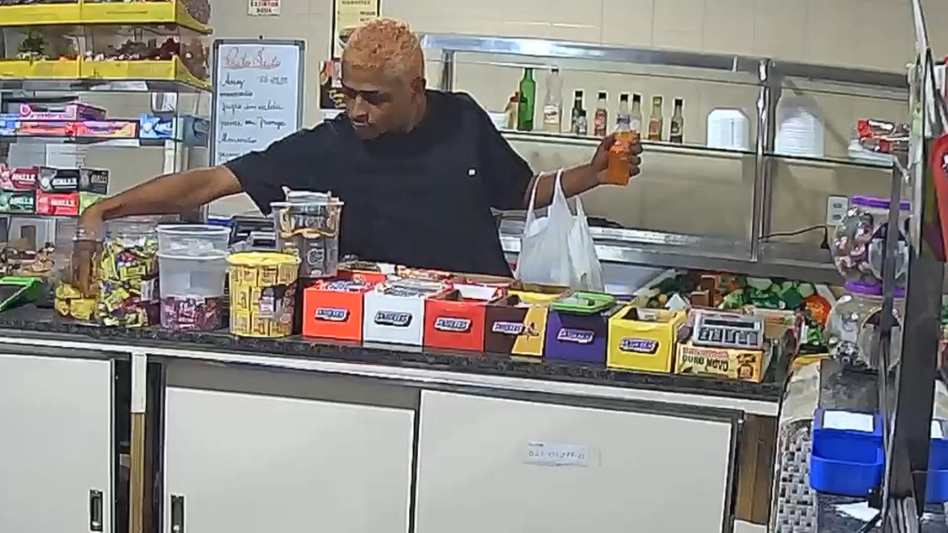 Jovem com mais de 25 passagens pela polícia é preso após furtar doces e hambúrguer de restaurante no ES