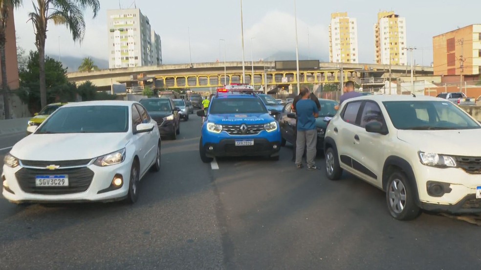 Mulher cai de viaduto e morre atropelada na Linha Amarela — Foto: Reprodução/ TV Globo