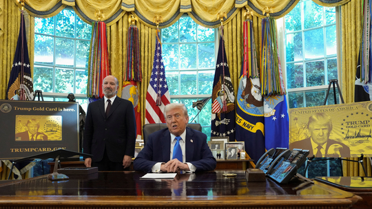 'Gold Card': Trump assina ordem que cria visto de residência no valor de US$ 1 milhão - Em abril, o presidente dos EUA apresentou o protótipo do chamado "visto de ouro", nome dado por Donald Trump a seu programa de concessão de visto a estrangeiros, anunciado em fevereiro.
