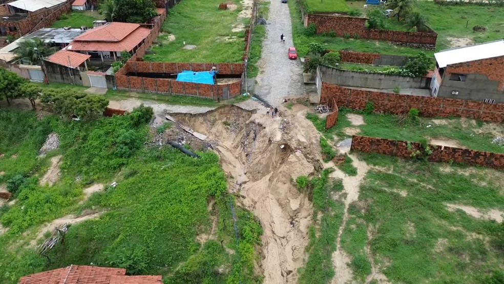 Forte chuva abre cratera na Praia do Icaraí, em Caucaia, na Grande Fortaleza. — Foto: Manoel Océlio