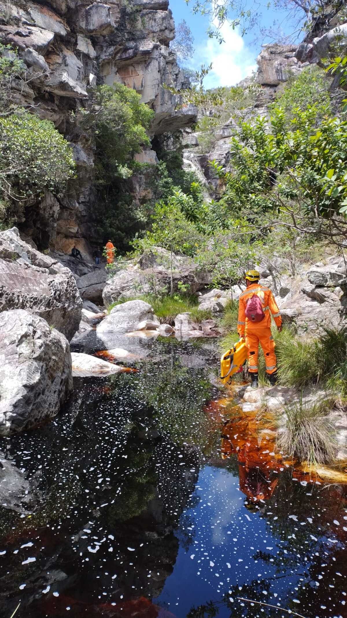 Bombeiros usam helicóptero para resgatar corpo de jovem em cachoeira no Parque Estadual de Grão Mogol
