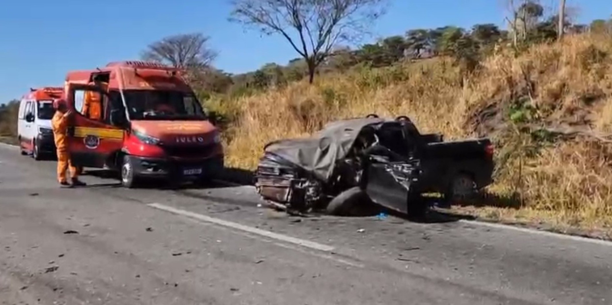 Motorista fica preso às ferragens após bater de frente com carreta na BR-494, entre Nova Serrana e Divinópolis