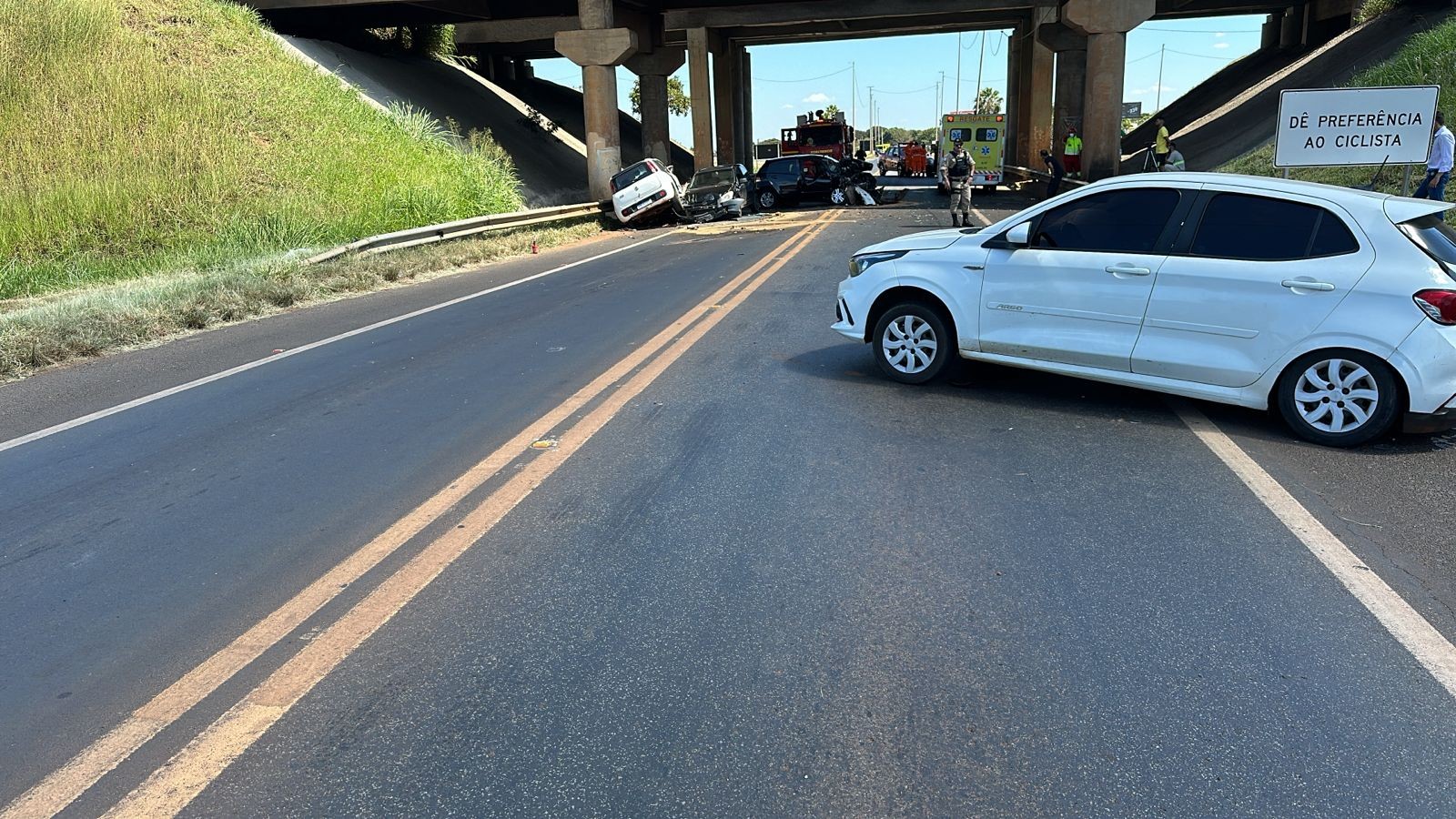 Um morre e três ficam feridos em acidente envolvendo 5 veículos na Avenida João Naves, em Uberlândia
