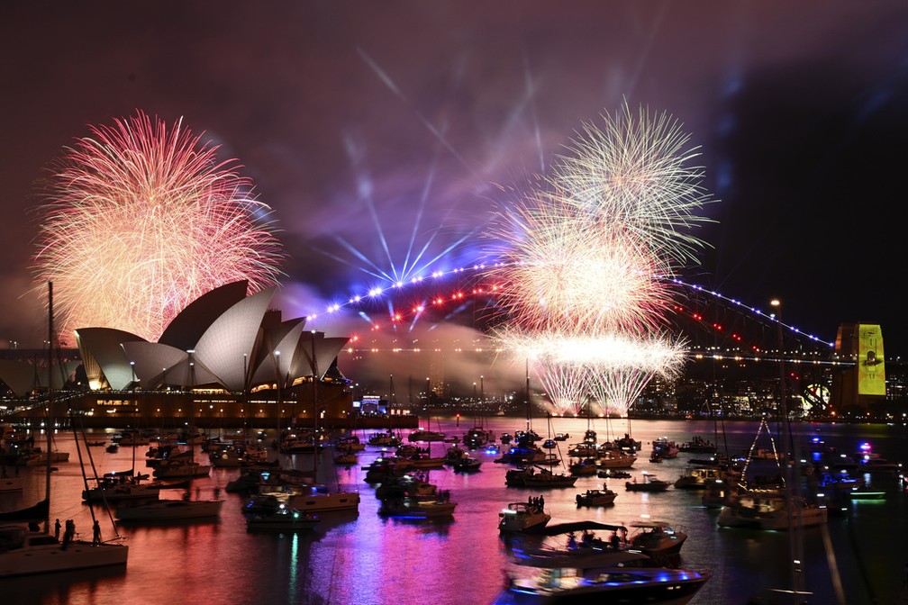 Fogos de artifício explodem no porto de Sydney durante as celebrações da véspera de Ano Novo em Sydney, domingo, 31 de dezembro de 2023. — Foto: Dan Himbrechts/AAP Image via AP