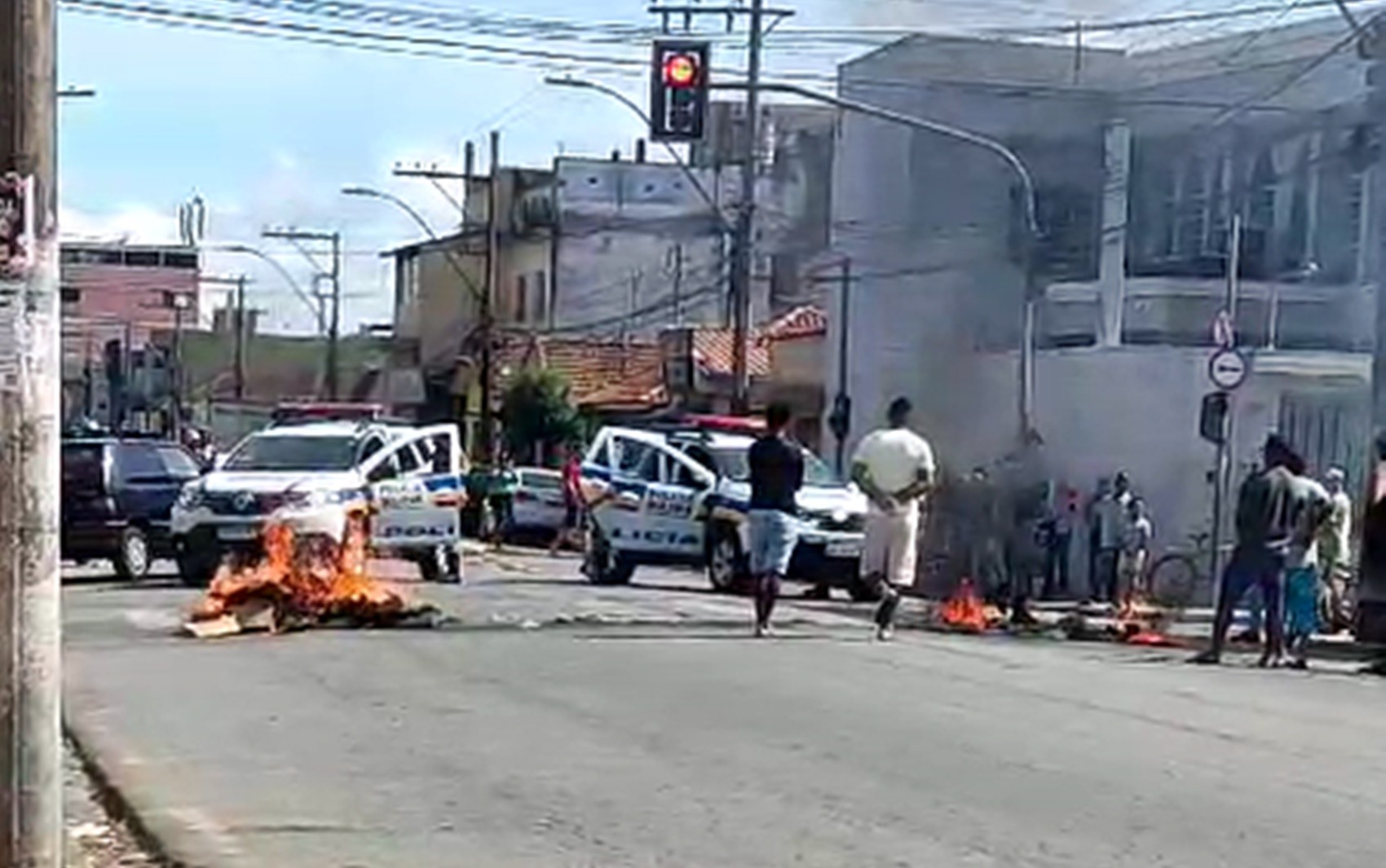 Moradores bloqueiam avenida em protesto contra alagamentos no bairro São Geraldo, em Pouso Alegre, MG
