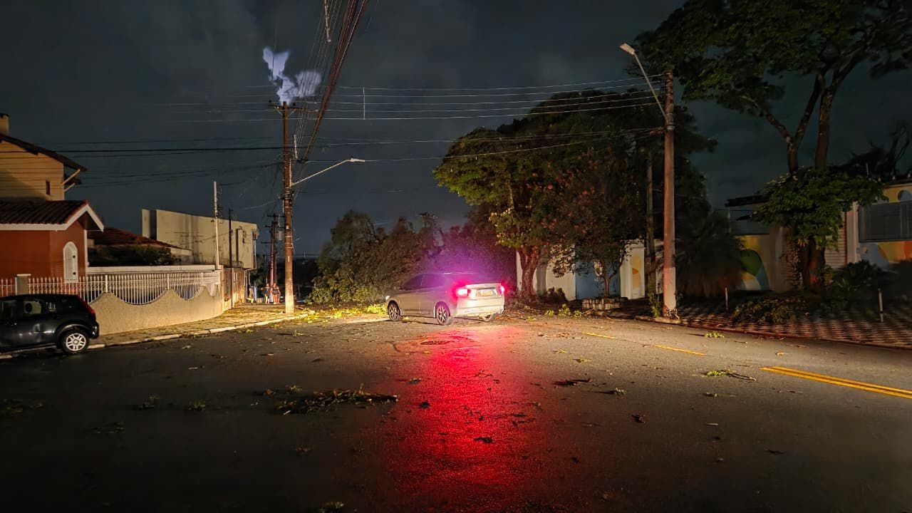 Temporal causa apagão total em cinco cidades da Grande São Paulo