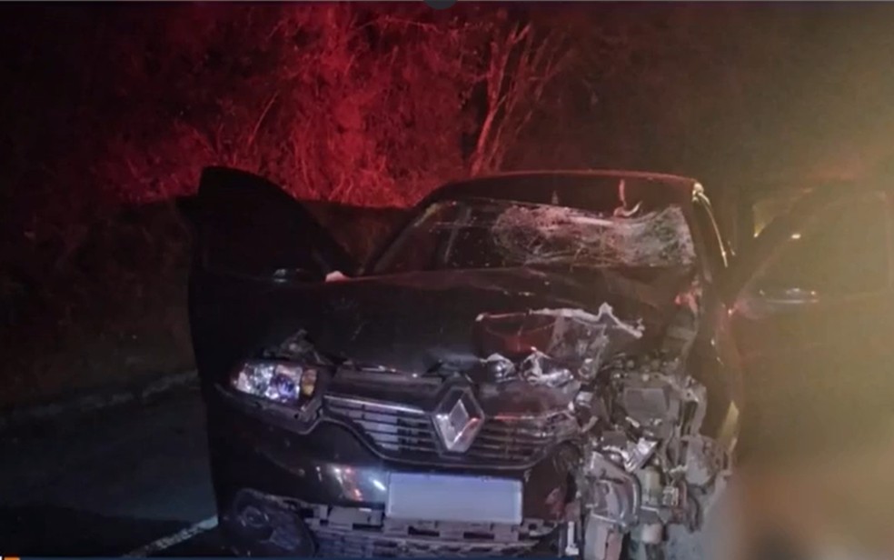 Carro ficou destruído após batida — Foto: TV São Francisco