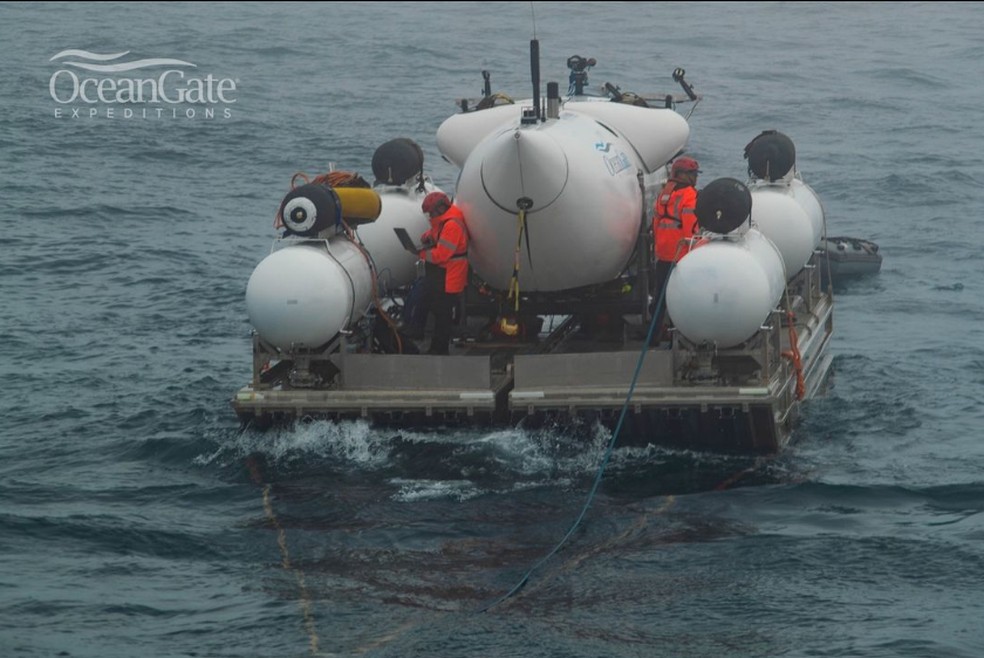 Imagem do submersível da OceanGate em uma plataforma — Foto: Reprodução/@oceangateexped