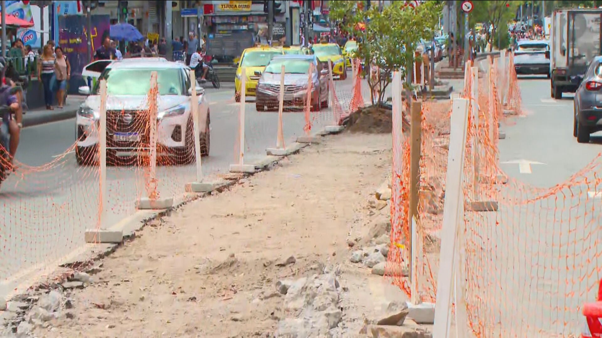 Ciclovia começa a ser construída na Rua Conde de Bonfim após morte de mãe e filho atropelados 