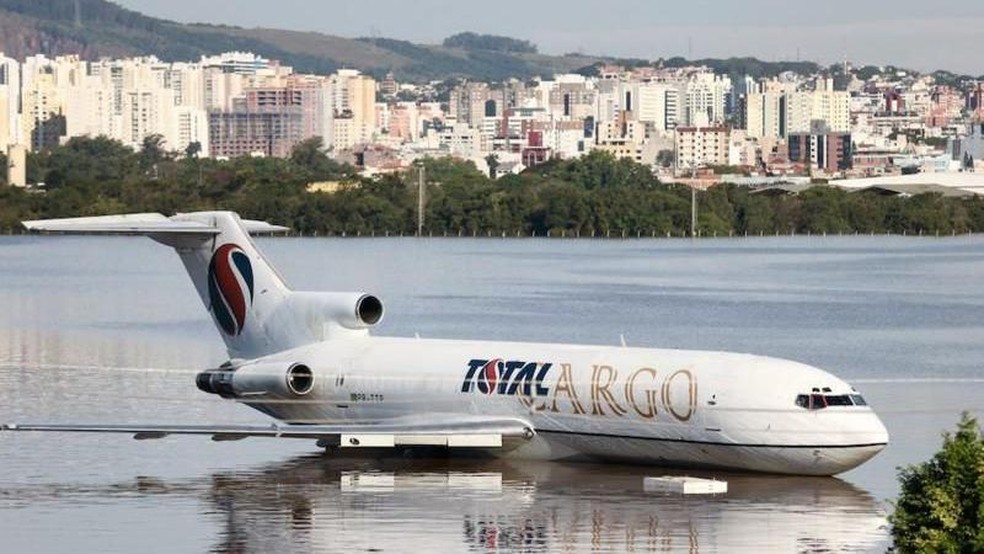 Enchentes prejudicaram aeroporto de Porto Alegre, que foi fechado por tempo indeterminado — Foto: Reuters