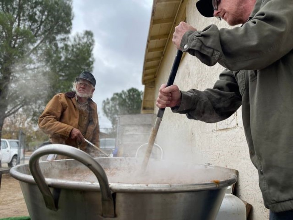 Samuel Schultz e outros voluntários locais cozinham e entregam comida diariamente nos campos — Foto: LEIRE VENTAS