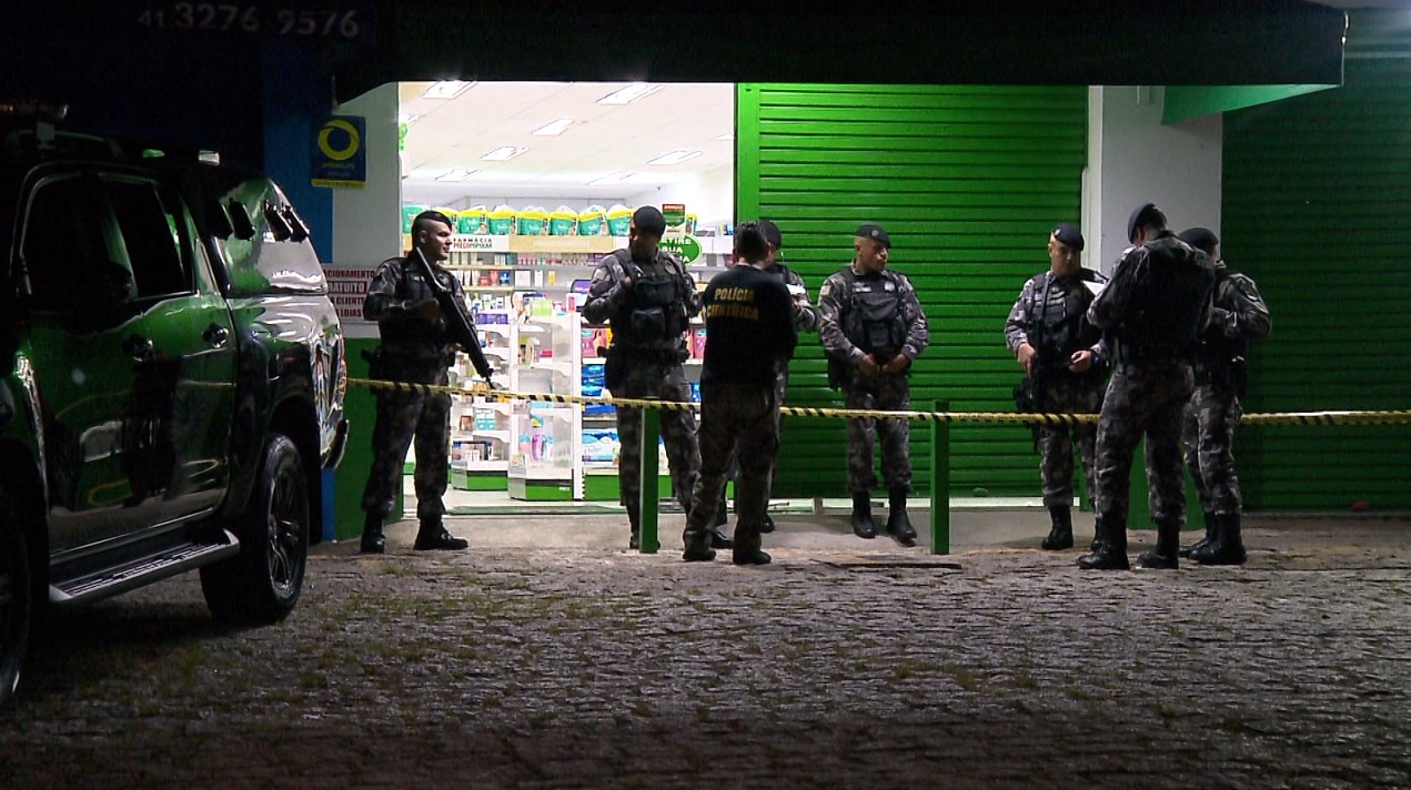Dois suspeitos morrem baleados em confronto com a polícia durante assalto em Curitiba, diz PM