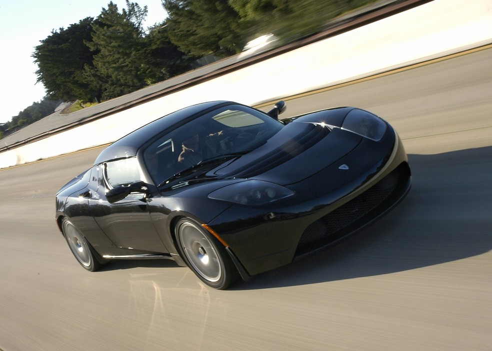 O primeiro modelo da Tesla foi justamente o Roadster, o modelo chegou em 2008 e usava base da Lotus. — Foto: Divulgação / Tesla