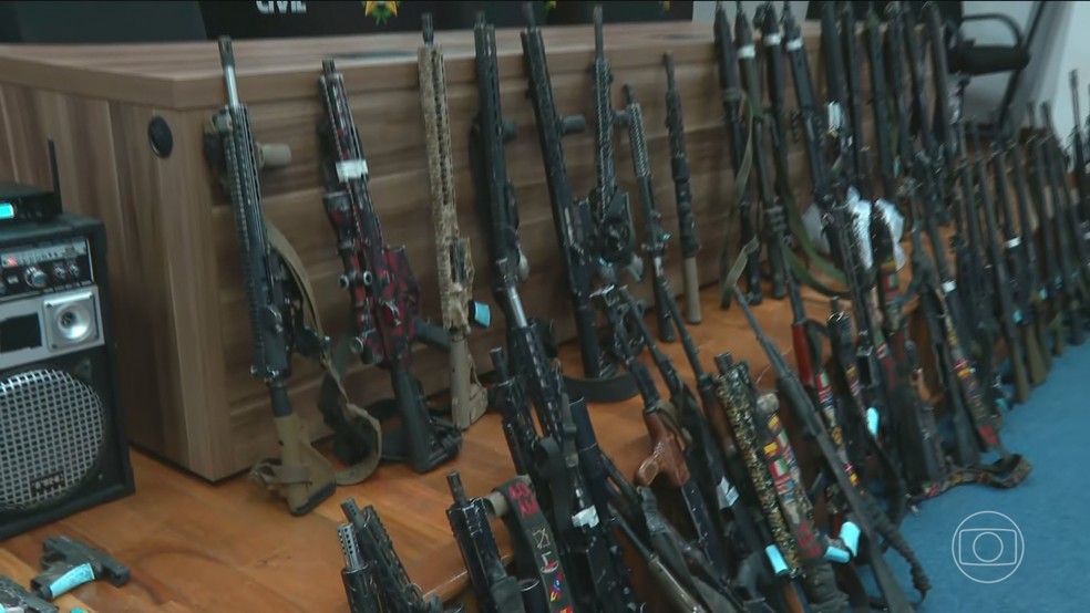 Armas apreendidas pela polícia confirmam expansão do Comando Vermelho pelo território nacional — Foto: Jornal Nacional/ Reprodução