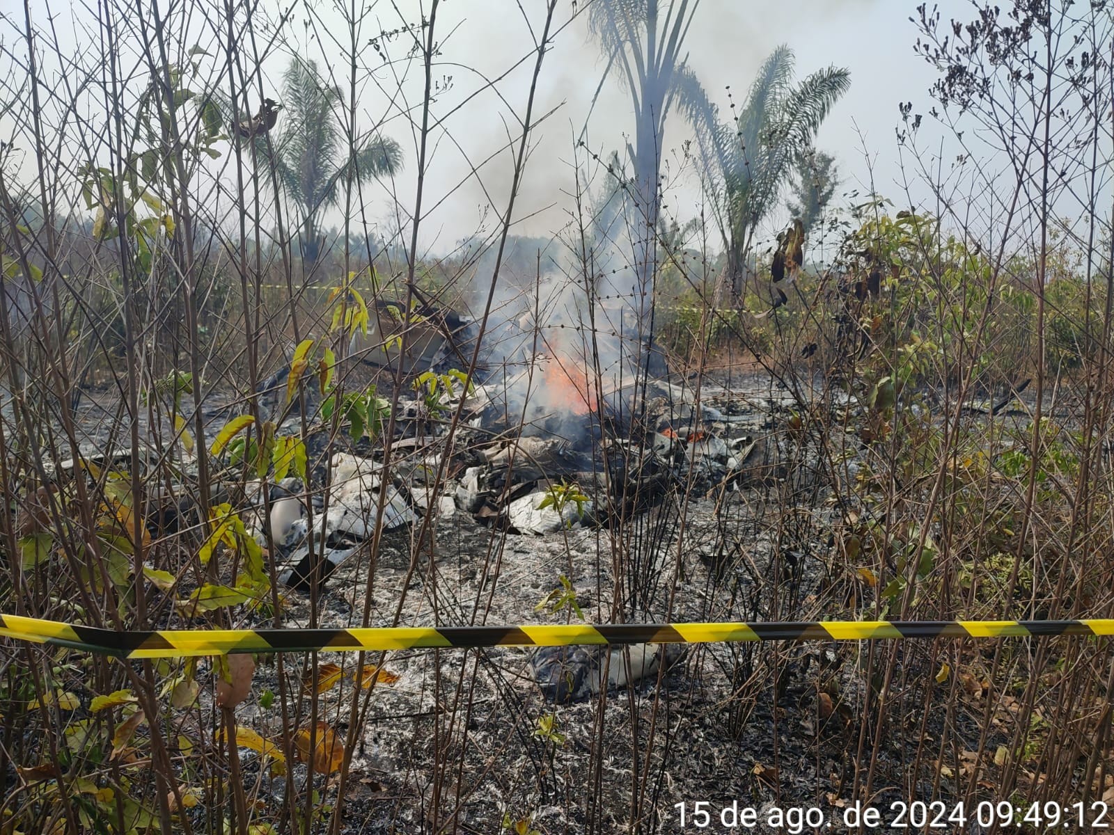 Avião ficou destruído após a queda
