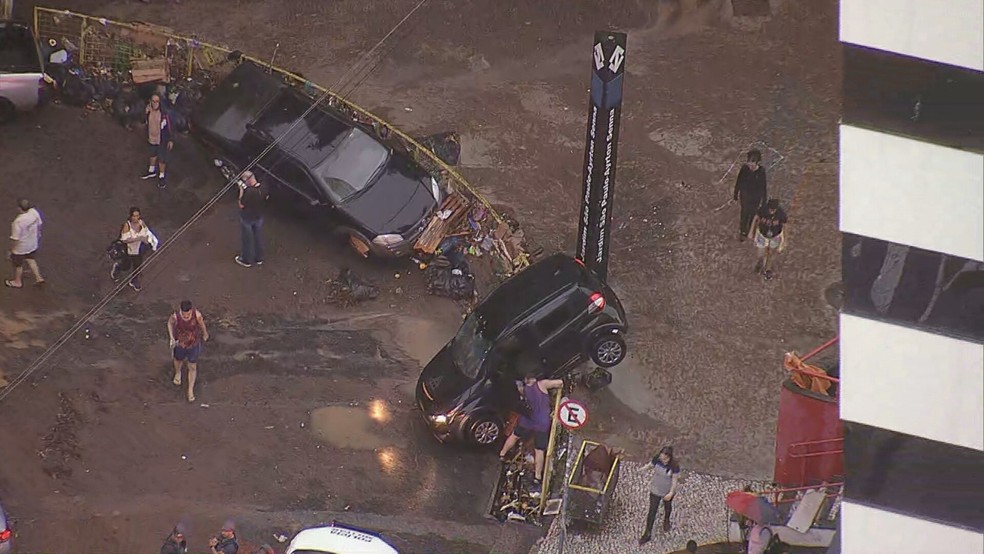 Carros são arrastados pela chuva em SP — Foto: Reprodução