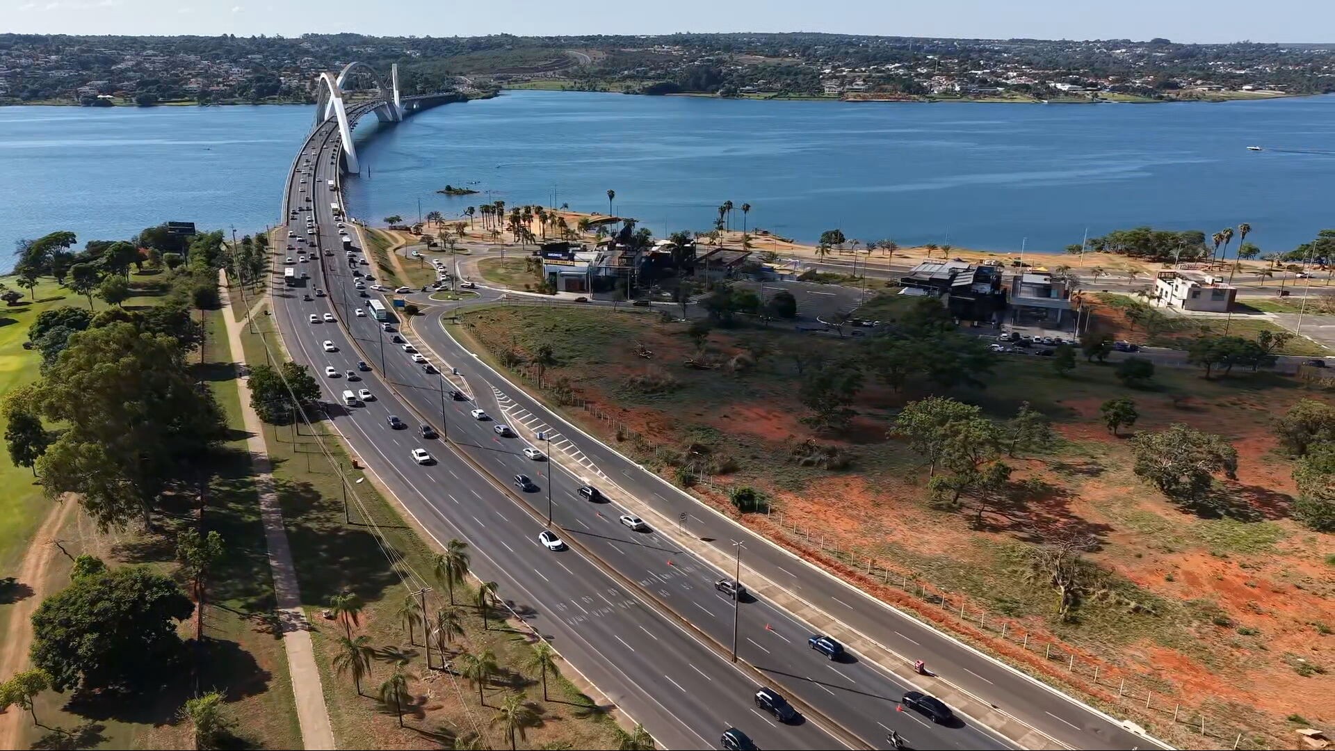 DER faz ajuste após primeiro dia de reversão do trânsito na Ponte JK, no DF; veja o que mudou