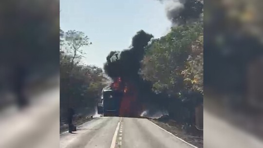 VÍDEO: Ônibus com time de futebol de MG pega fogo em rodovia