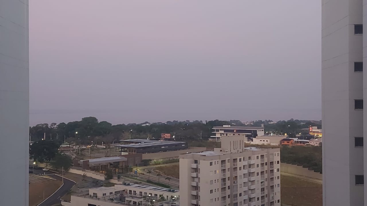 Manaus amanhece encoberta por fumaça após incêndio atingir área de vegetação no Cacau Pirêra