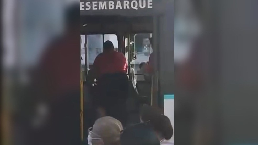 Bebê nasce dentro de ônibus no Centro de Fortaleza. — Foto: Reprodução