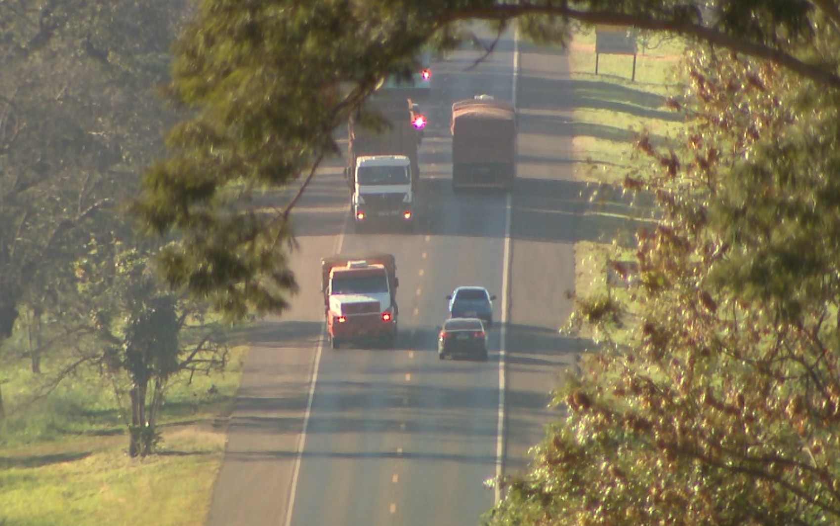 Motorista é feito refém e tem carga de 47 toneladas de soja roubada em rodovia de Pradópolis, SP