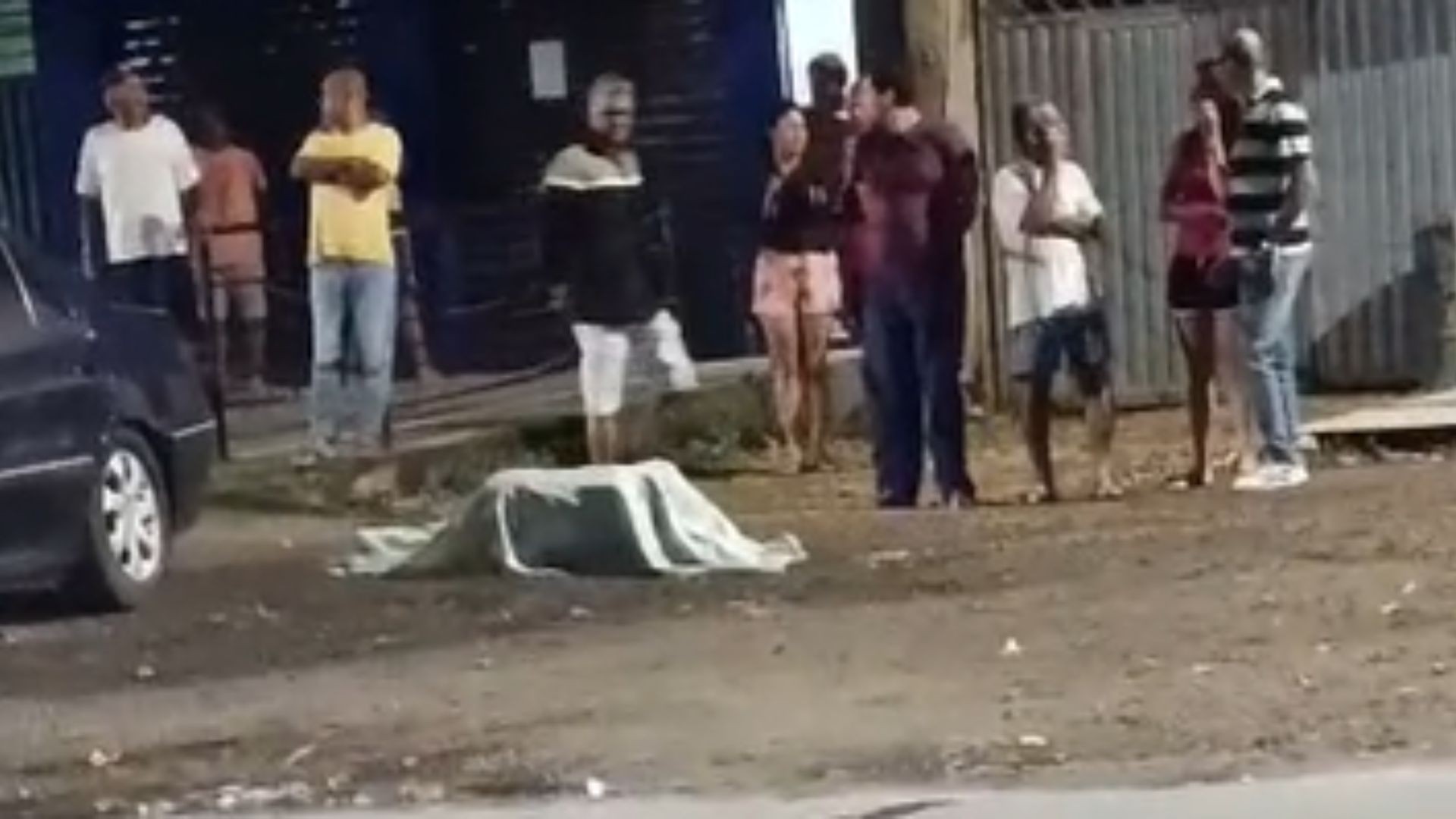 Homem é executado e mulher é baleada na cabeça durante ataque em Cariacica