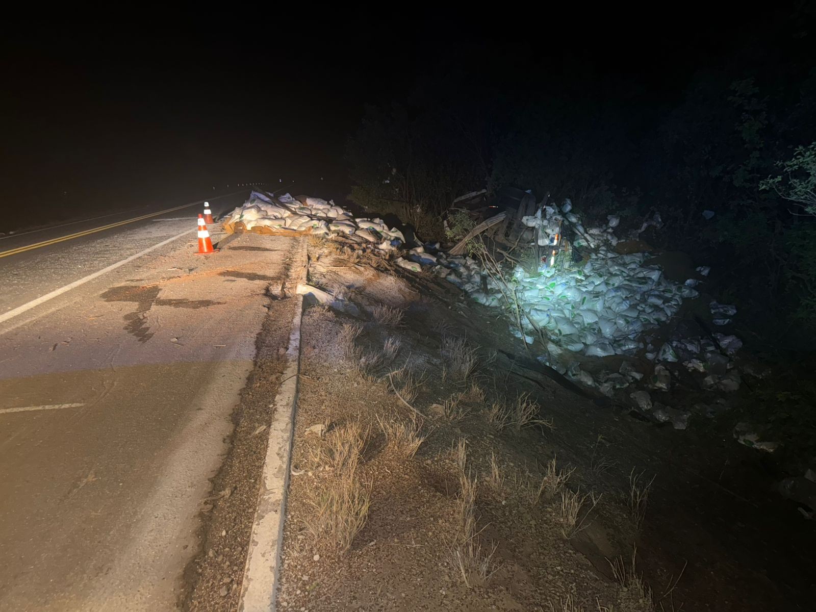 Caminhão com ureia capota na BR-116 em Salgueiro; quatro homens são detidos por saquear a carga