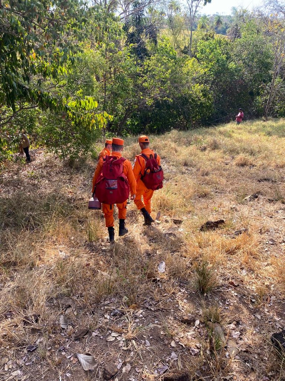 Bombeiros tiveram que percorrer local de difícil acesso para encontrar corpo de idoso — Foto: Divulgação/Corpo de Bombeiros