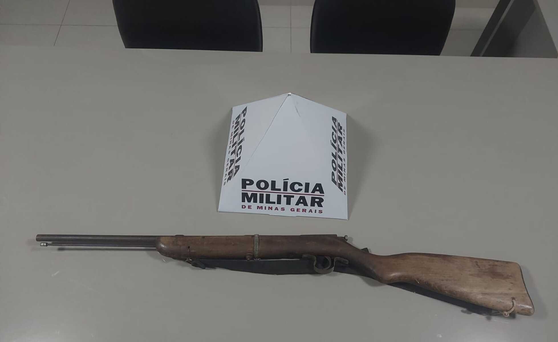 Homem é preso por ameaçar o filho de 16 anos com facão e manter arma de fogo irregular em casa