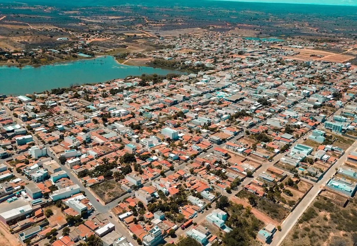 Jovem de 20 anos fica gravemente ferida após ser atacada com mais de 10 facadas; companheiro é principal suspeito