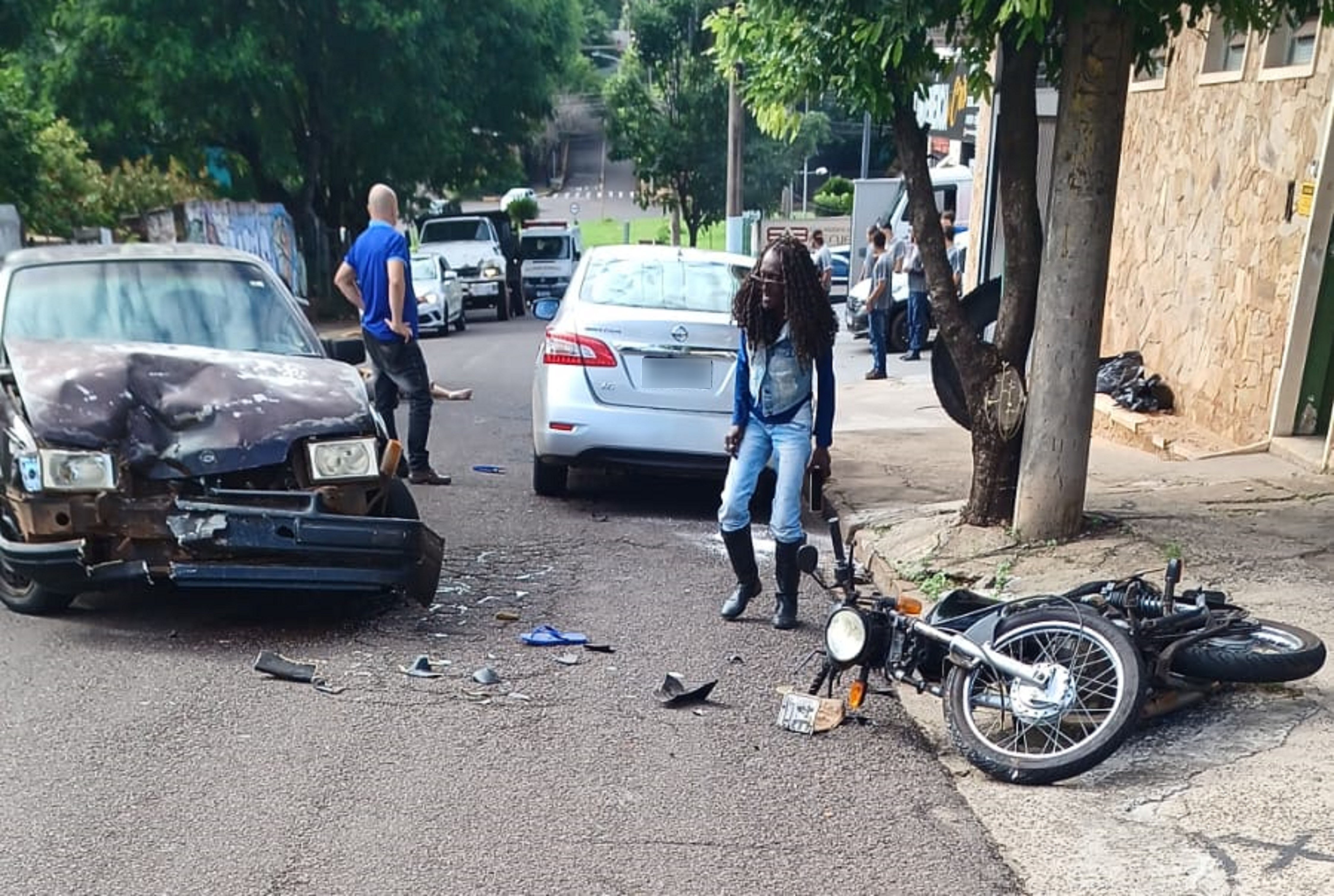 Batida entre carro e moto deixa homem ferido na Vila Marina, em Presidente Prudente