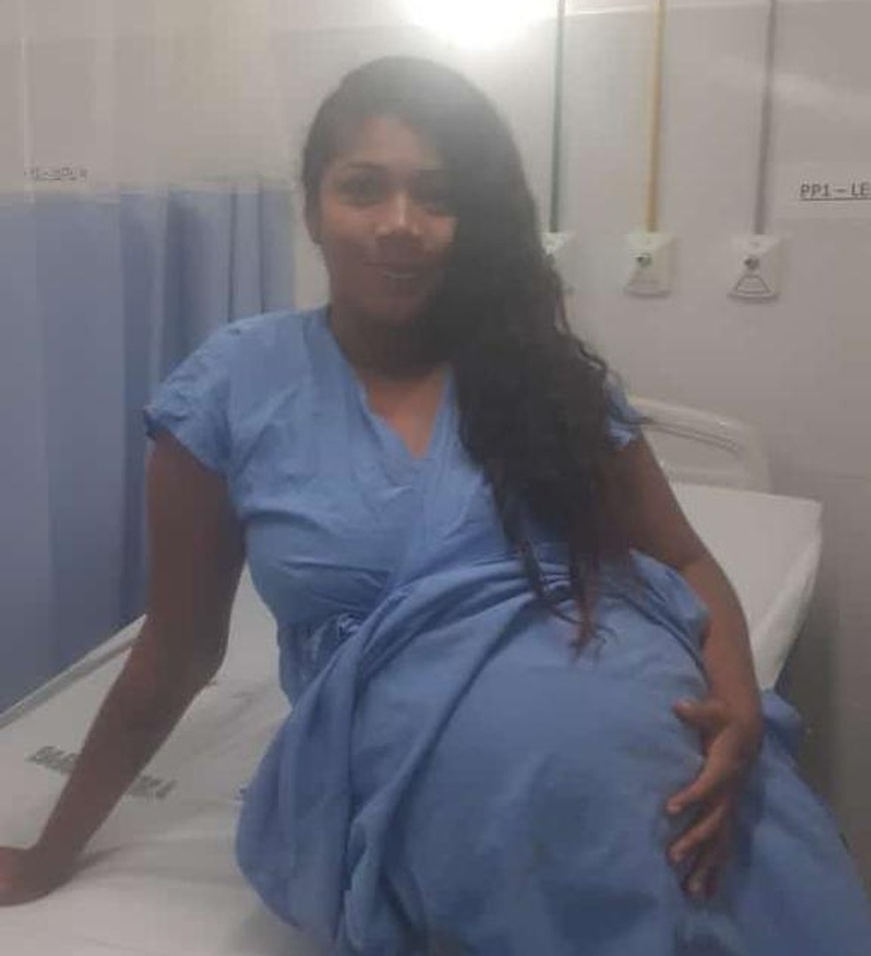 Raquel Pedro da Silva, de 30 anos, morreu após levar uma queda em maternidade no Recife — Foto: Reprodução/WhatsApp