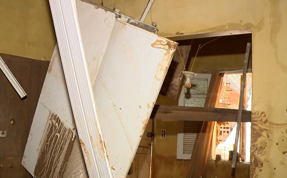 Enchente deixa geladeira pendurada no teto de casa após chuva em Mimoso do Sul, Espírito Santo — Foto: Reprodução/TV Gazeta
