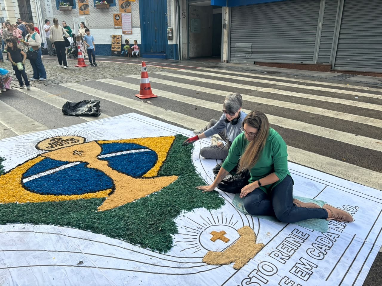 Com verde, amarelo e bandeiras do Brasil, tapetes de Corpus Christi entram em clima de Copa em SC