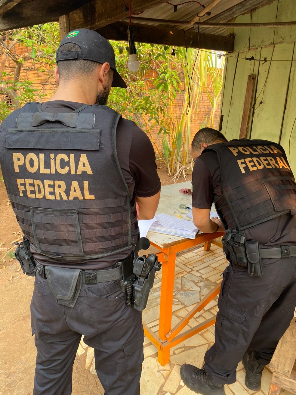 Durante a operação foram apreendidos celulares e outros elementos de interesse para a investigação — Foto: Polícia Federal