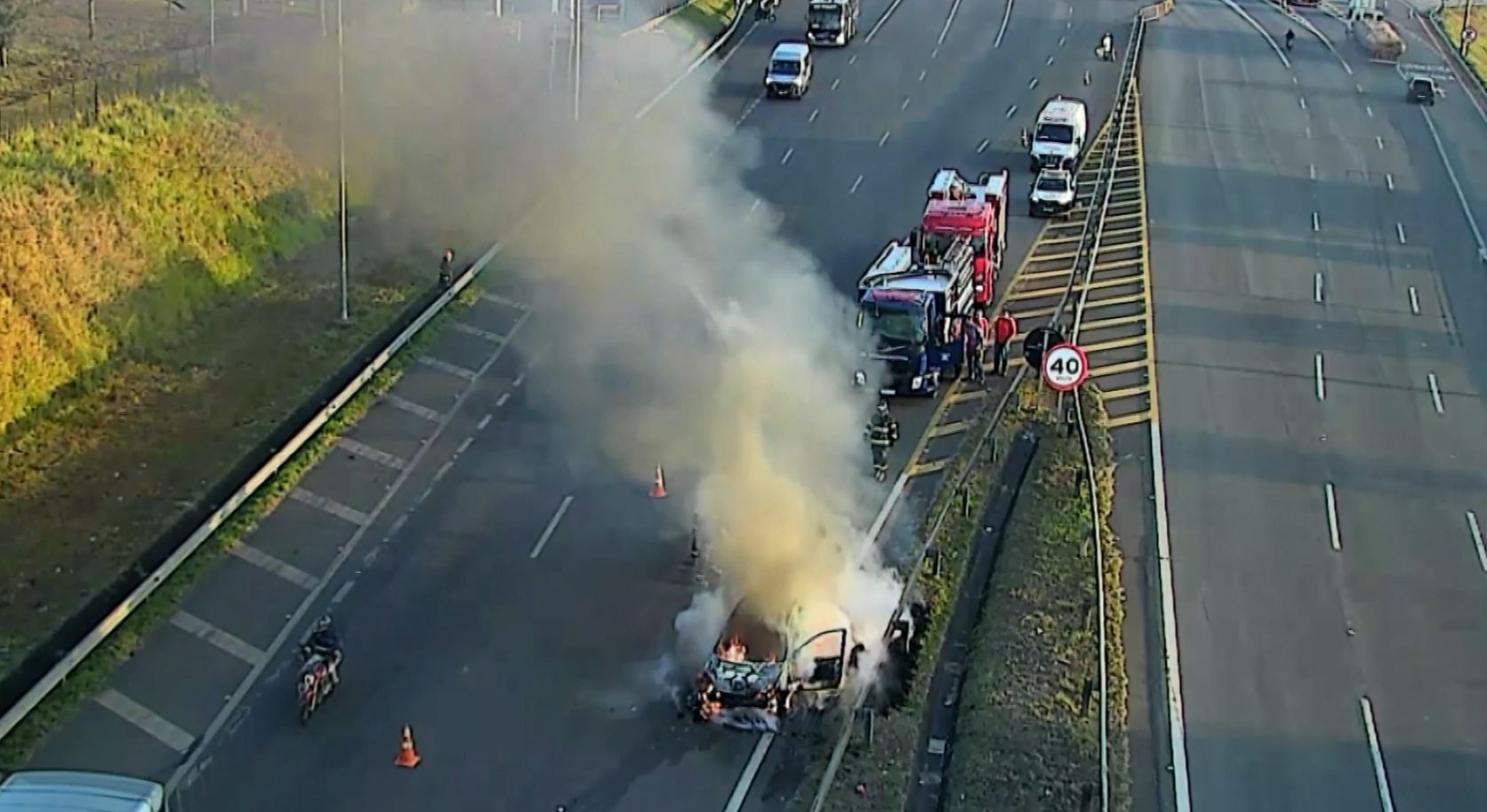 Carro pega fogo na Rodovia Zeferino Vaz, em Paulínia 