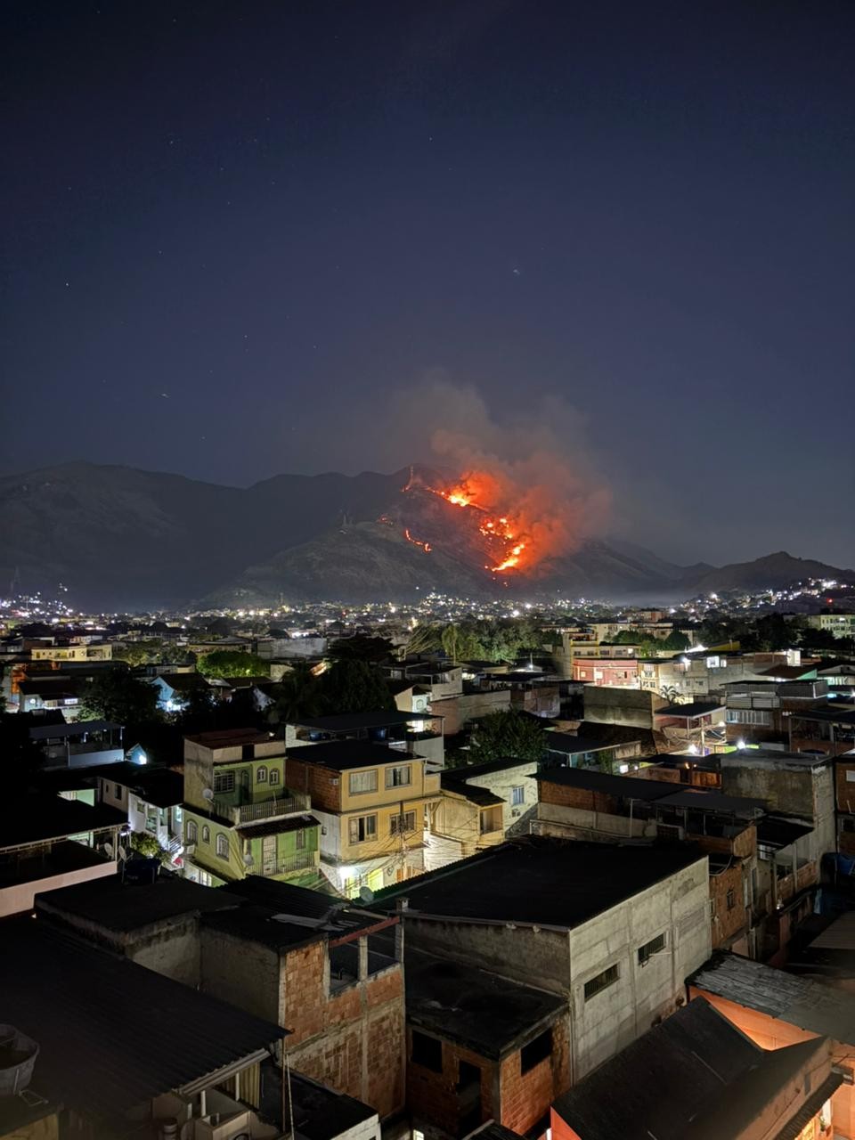Incêndio na mata do Parque Estadual da Pedra Branca, em Realengo, no Rio