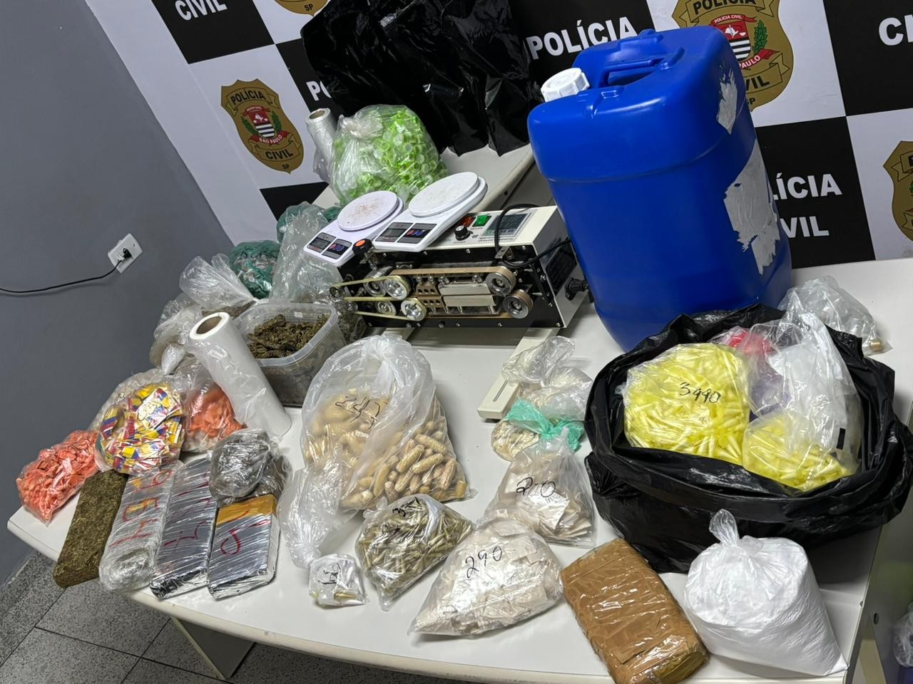 Perseguição a carro em Itaquaquecetuba leva PM a apartamento com 26,5 kg de drogas