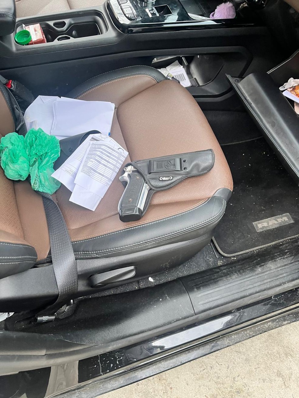 Arma encontrada no carro do vereador Marcos Aquino — Foto: Reprodução/TV Globo