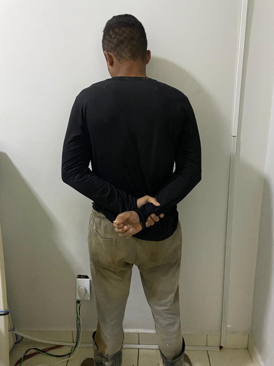 Suspeito de aplicar torturas a mando de facção é preso enquanto trabalhava em obra em Rio Branco