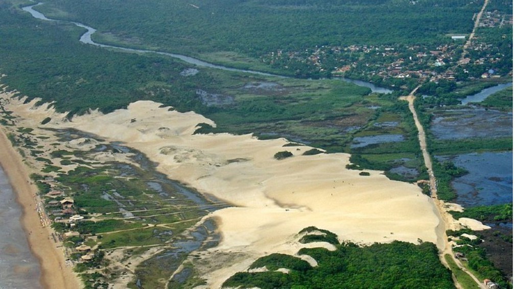 Antiga Vila de Itaúnas, no Norte do Espírito Santo, foi engolida pela areia e hoje atrai milhares de turistas por ano — Foto: Reprodução/MPF-ES