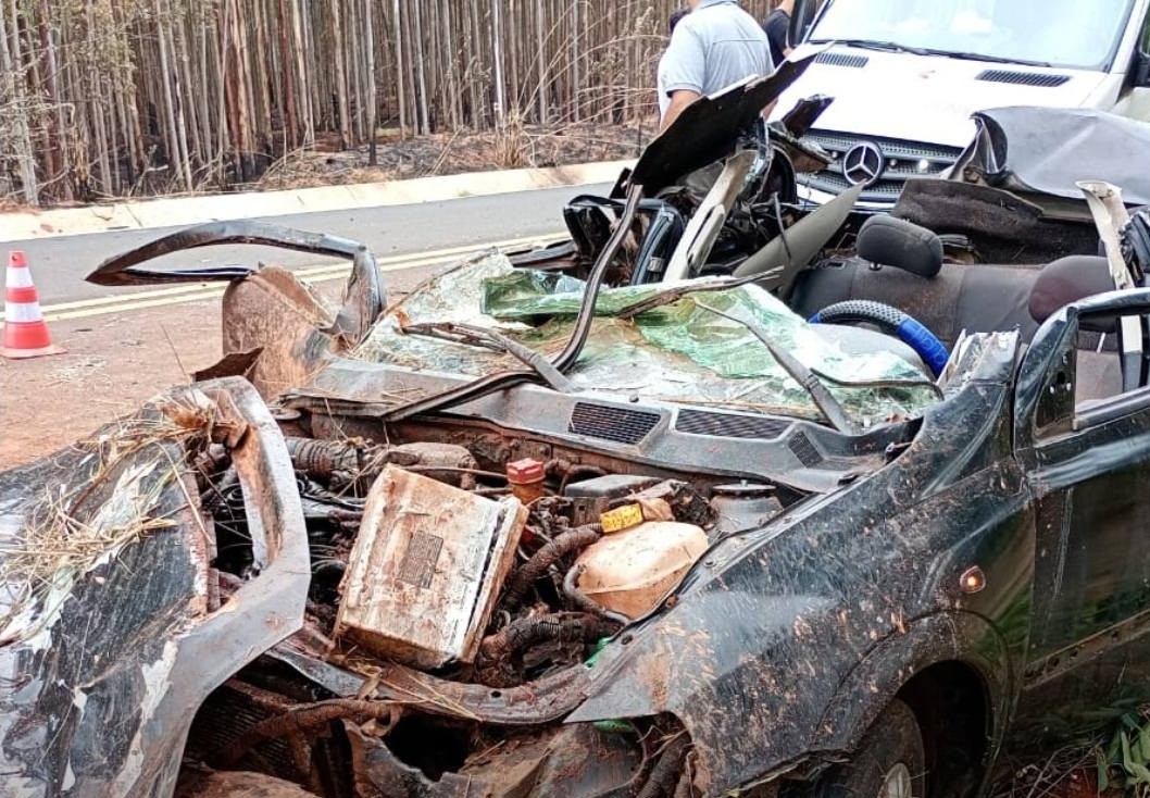 Mãe e filho ficam presos às ferragens após carro capotar em estrada de Bernardino de Campos