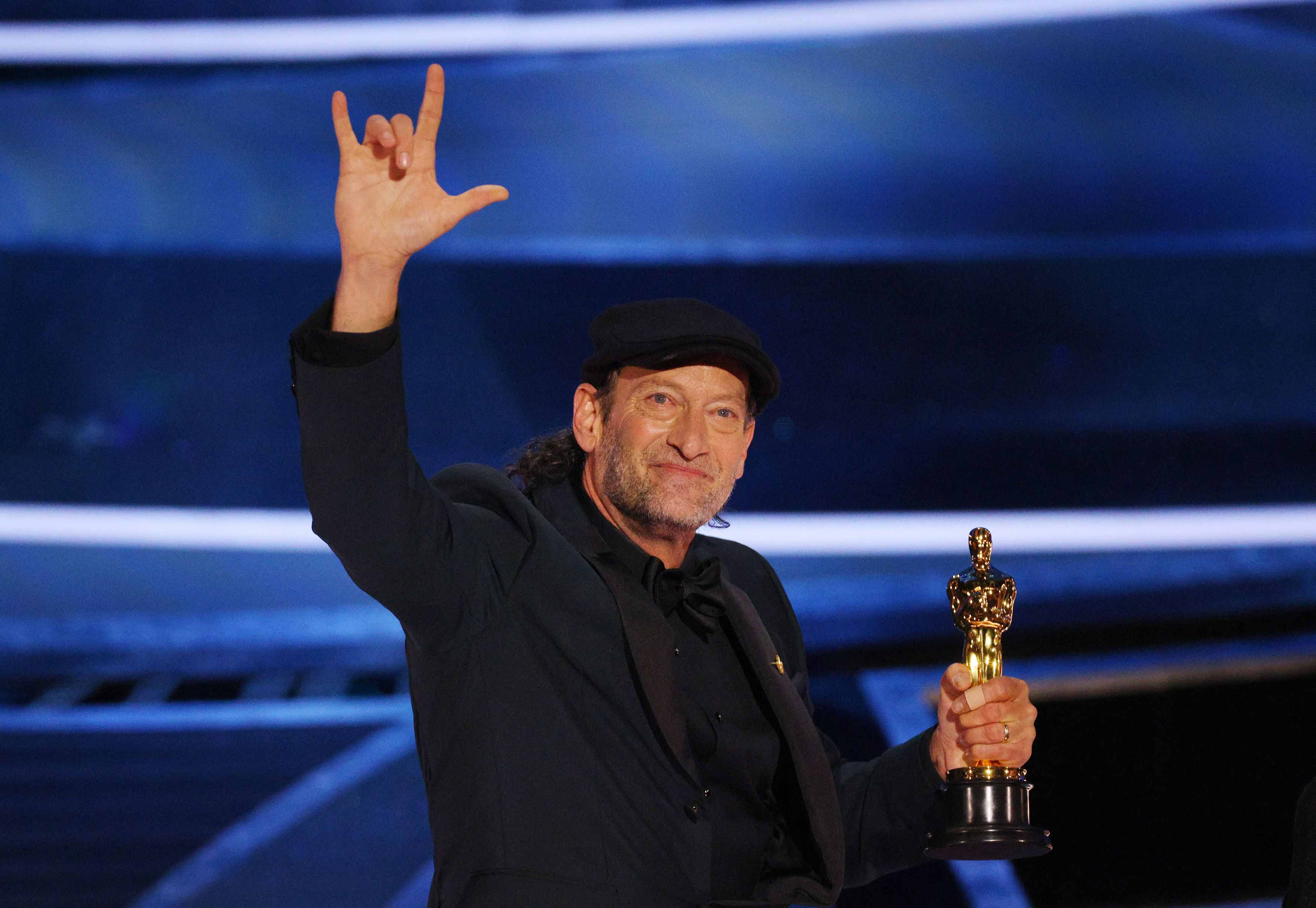 Troy Kotsur é o primeiro homem surdo a ganhar o Oscar de atuação | G1