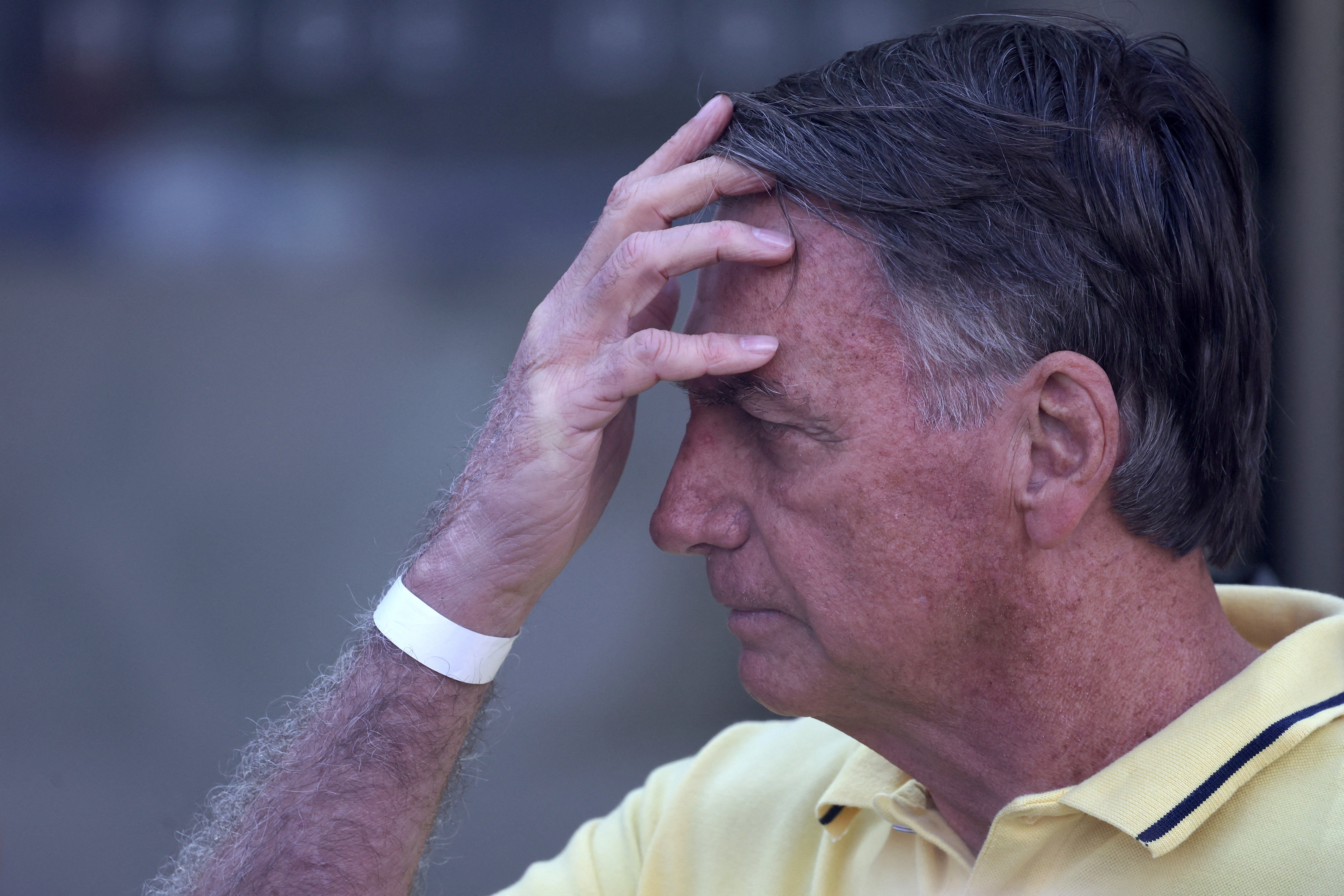 Exames de Bolsonaro mostram imagem residual de infecções pulmonares, esofagite e gastrite, diz boletim médico