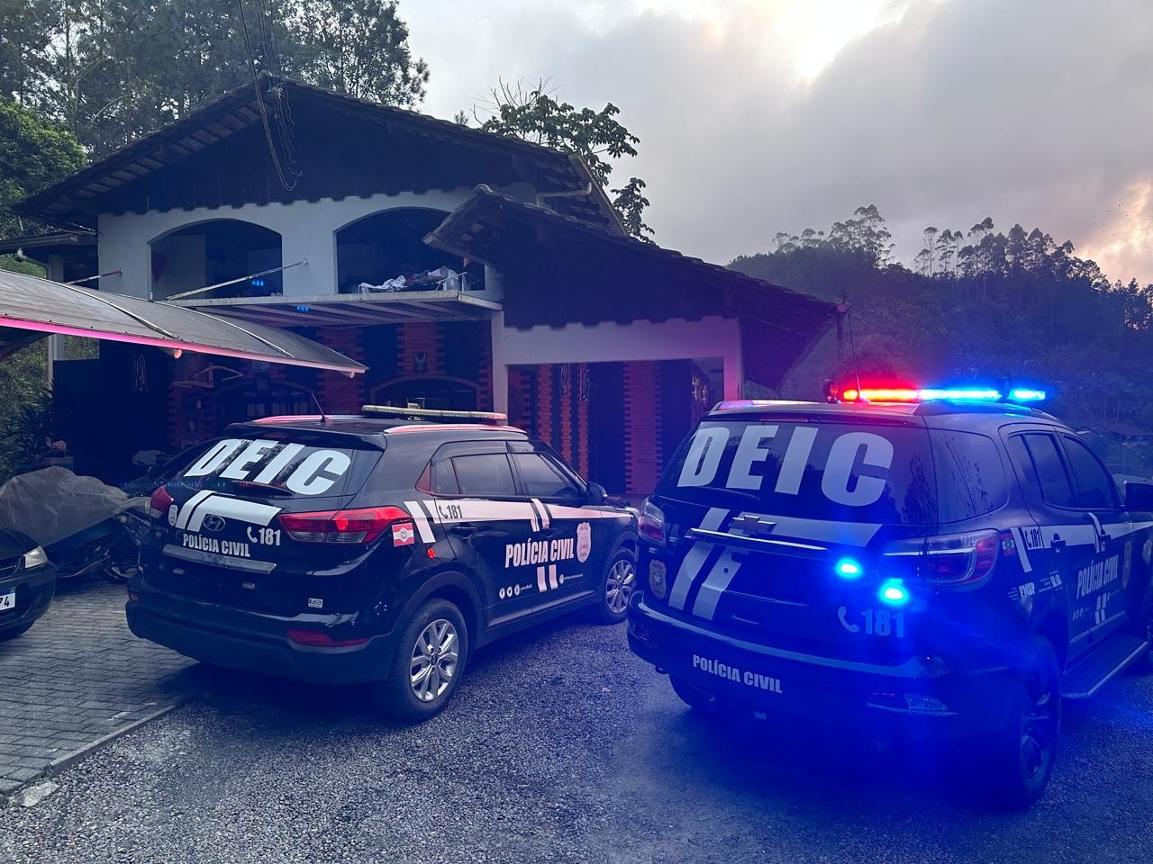Suspeitos de mensagens de ameaças de morte contra o governador de SC são alvos de operação