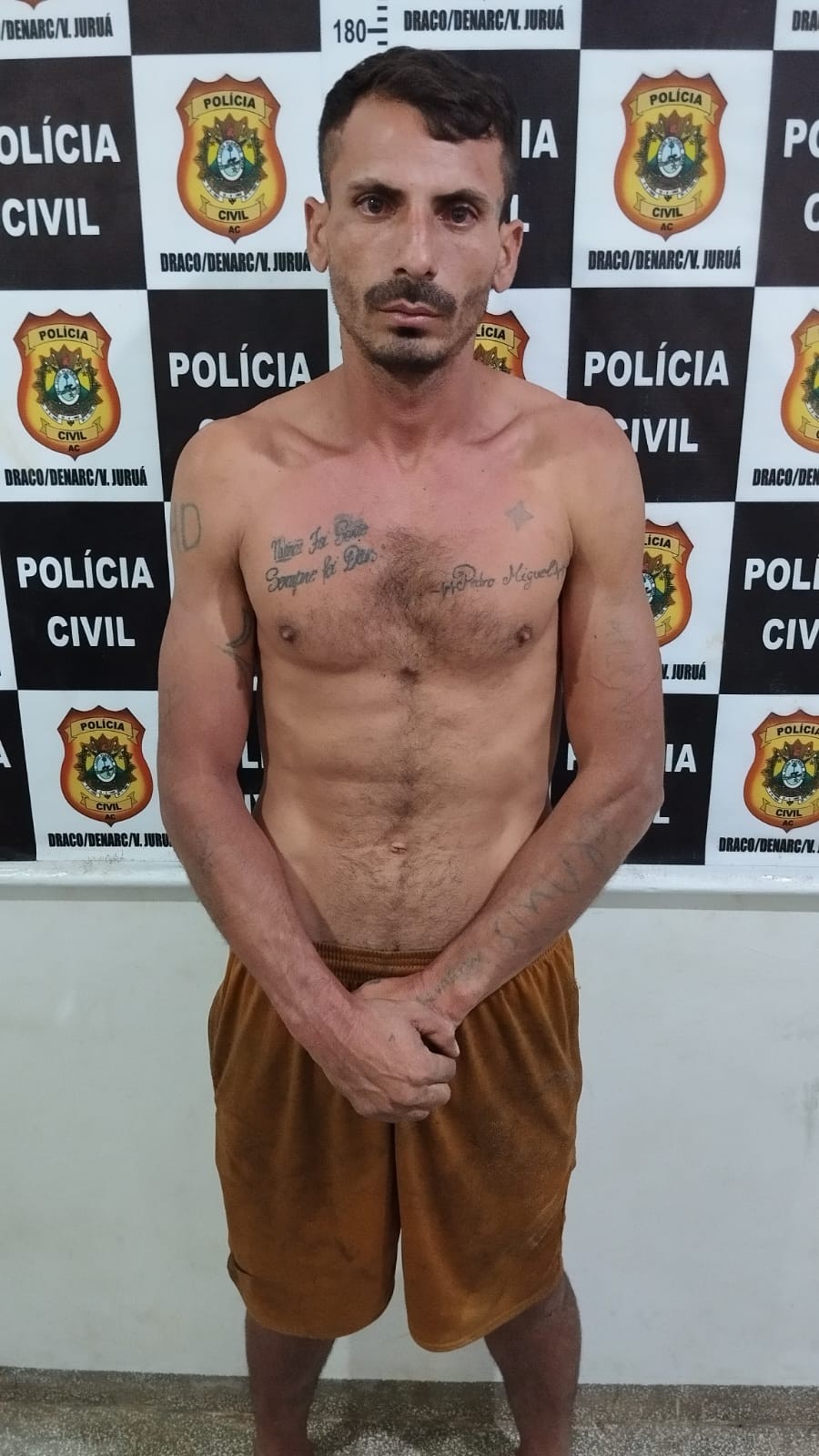 Homem que escapou enquanto era escoltado para viatura após audiência de custódia continua foragido no AC