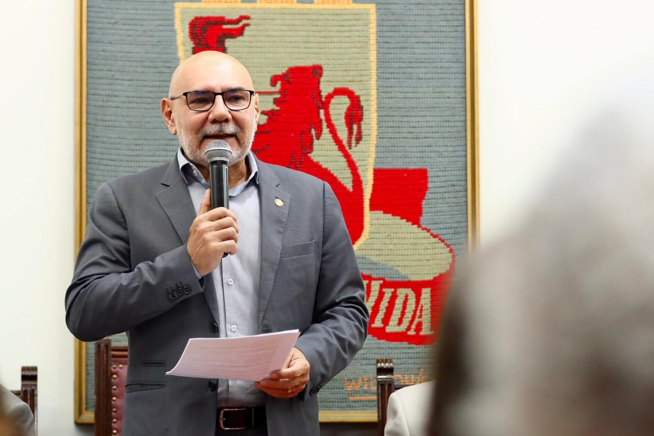 Reitor da UFPE, Alfredo Gomes retira pré-candidatura ao governo de Pernambuco