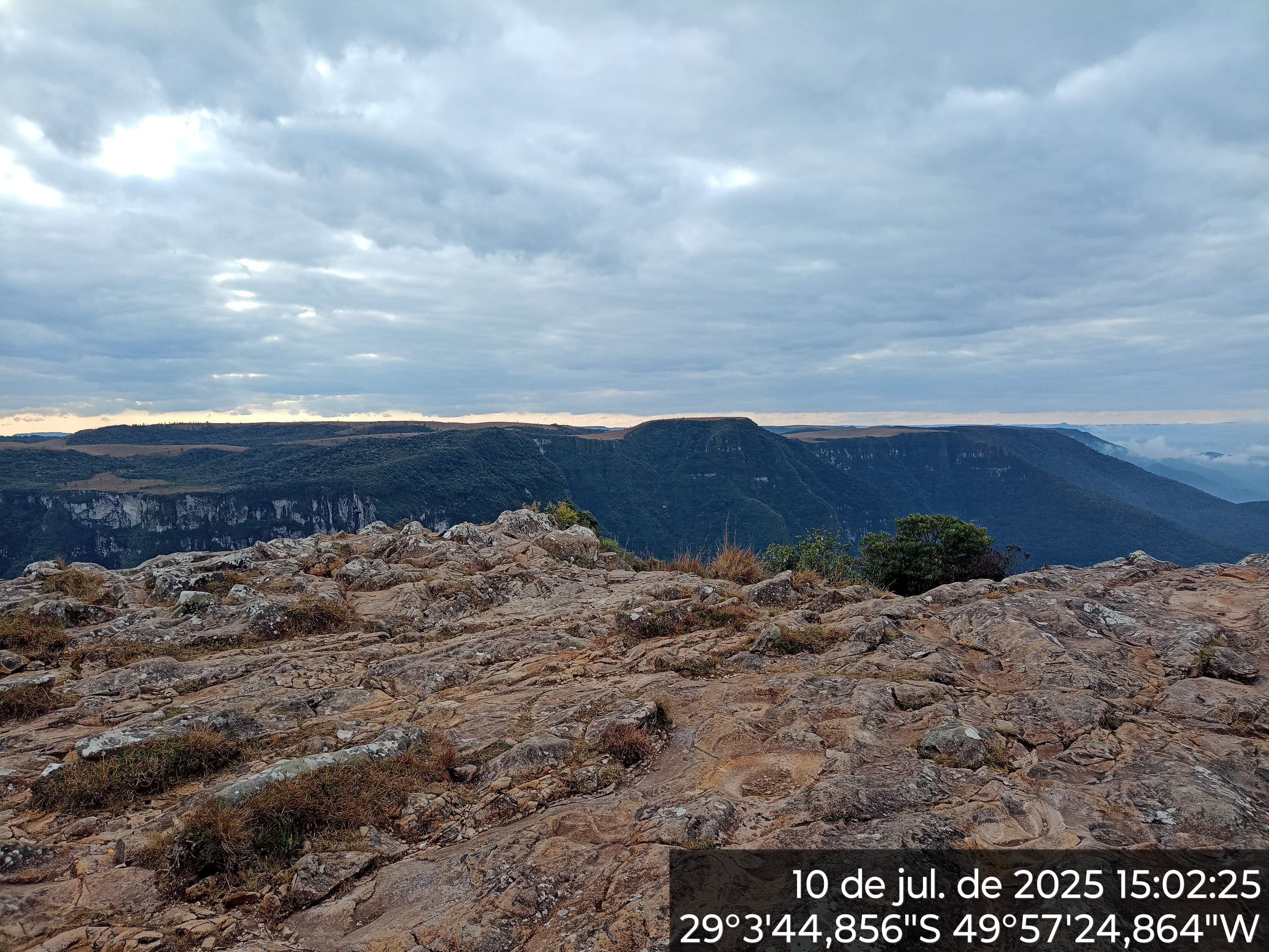 Criança cai de mirante de cânion na Serra; bombeiros fazem buscas