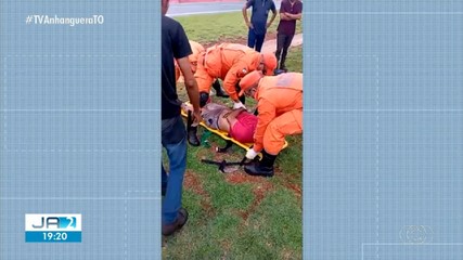 Homem leva choque ao encostar em poste e fica ferido