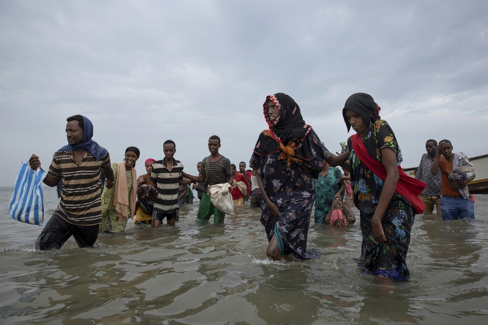 Foto de arquivo mostra migrantes vindos da Etiópia atravessam passagem pelo Iêmen a caminho da Arábia Saudita — Foto: Nariman El-Mofty/AP